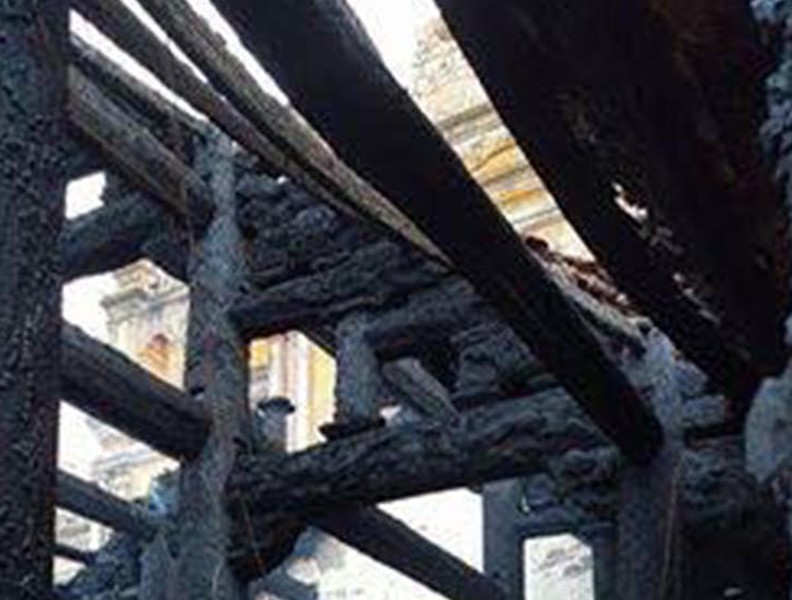 Tiếc nuối ngôi nhà thờ gỗ lim trăm tuổi tuyệt đẹp vừa bị cháy rụi