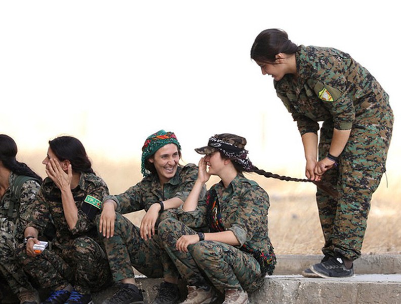 Vẻ đẹp nữ chiến binh thép khiến IS kinh sợ và quân chính phủ Syria lo ngại