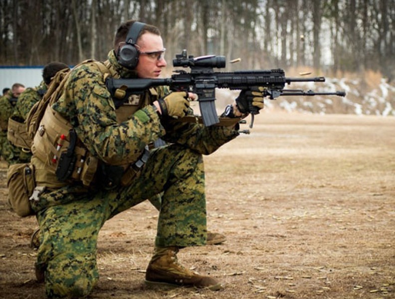 Mỹ quyết chọn súng trường tấn công M-27 Đức để đối trọng với AK-12 Nga