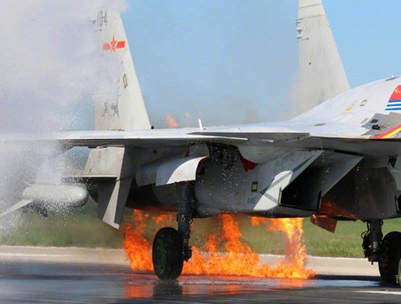 Niềm tự hào của không quân hải quân Trung Quốc bốc cháy