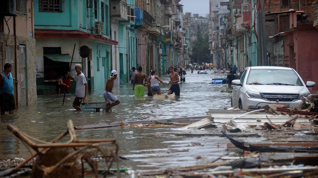 Siêu bão Irma đổ bộ, khiến thủ đô Cuba thành biển nước