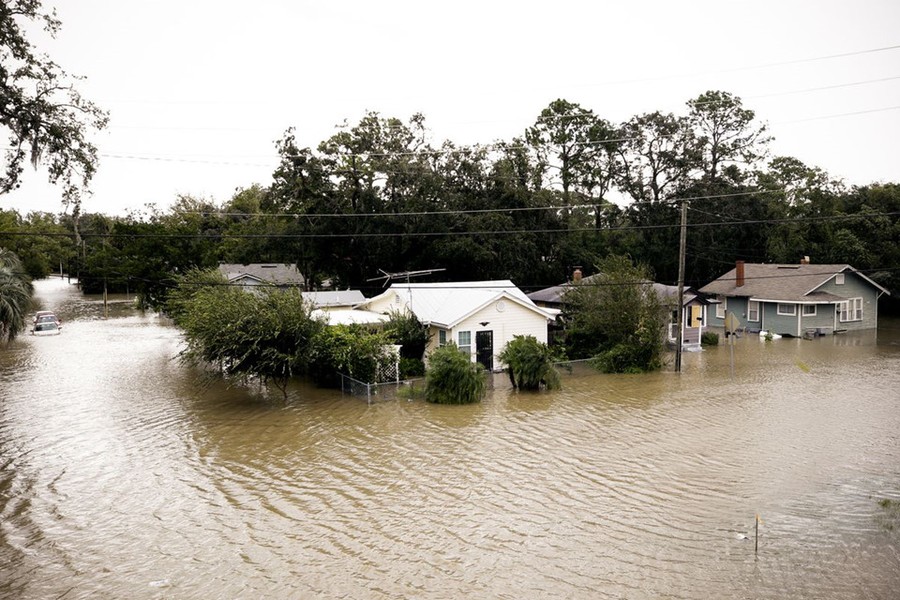 Florida Mỹ, tan hoang, tối tăm, lụt lội sau khi siêu bão Irma tràn qua