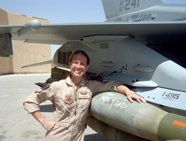Bí mật về nữ phi công F-16 Mỹ nhận lệnh cảm tử đâm vào máy bay bị khủng bố