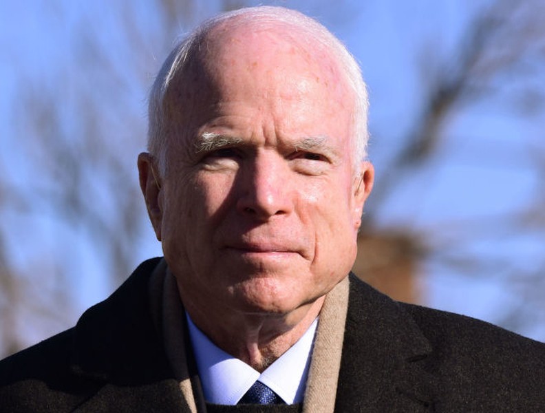 Thượng nghị sĩ John McCain đối mặt với sự sống mong manh