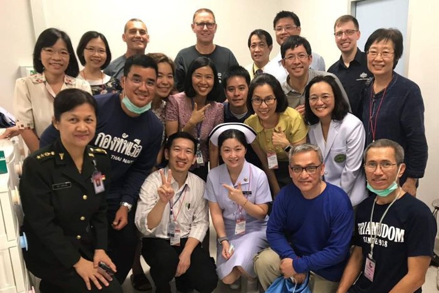 [ẢNH] Bác sĩ Australia giải cứu đội bóng thiếu niên Thái Lan, từ kỳ nghỉ hè trở thành dấu ấn người hùng