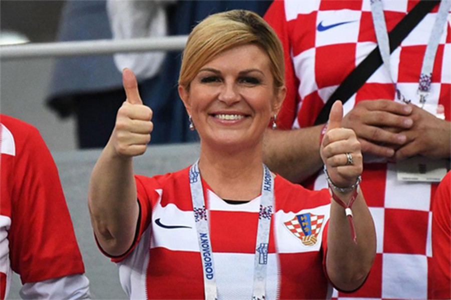 [ẢNH] Tổng thống Croatia, người phụ nữ lau nước mắt cho các cầu thủ trong trận cầu lịch sử
