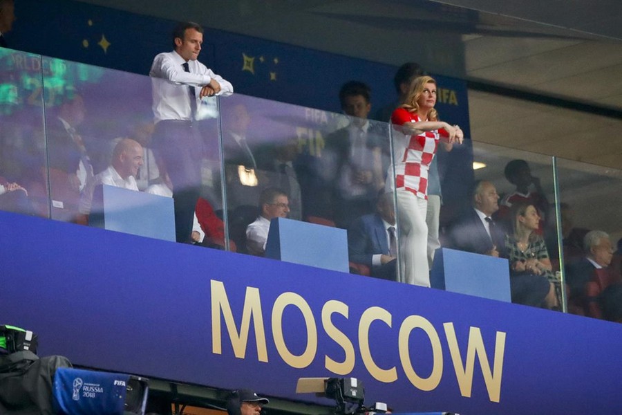 [ẢNH] Tổng thống Croatia, người phụ nữ lau nước mắt cho các cầu thủ trong trận cầu lịch sử