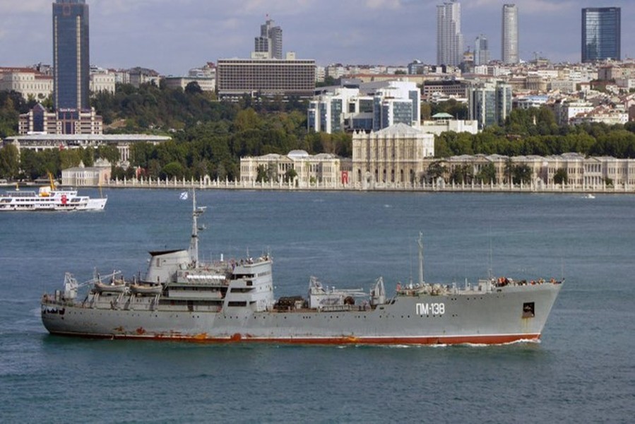 [ẢNH] 25 chiến hạm Nga gầm thét ngoài khơi Syria, tàu chiến Mỹ mang tên lửa Tomahawk lo lắng?