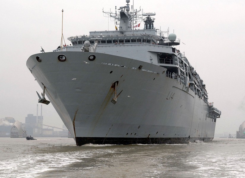 [ẢNH] Siêu chiến hạm đổ bộ khổng lồ Anh quốc tới Việt Nam, tín hiệu cho giao lưu hợp tác