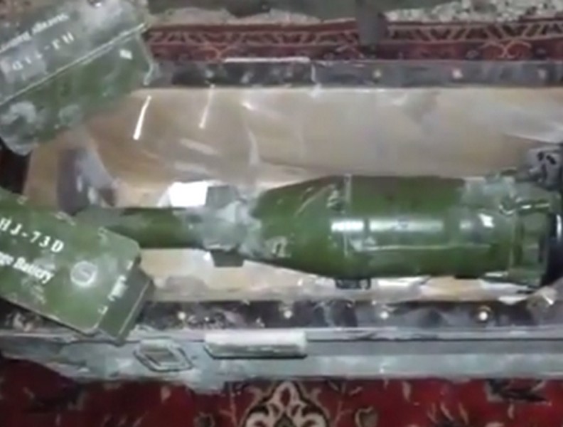 [ẢNH] Bất ngờ xuất hiện tên lửa chống tăng trong kho vũ khí bị thu giữ của phiến quân Syria