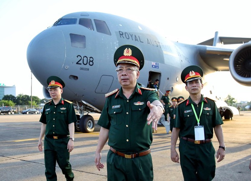 [ẢNH] Máy bay khổng lồ C-17 hạ cánh xuống TP.HCM, bước đột phá của quân đội Việt Nam ra thế giới