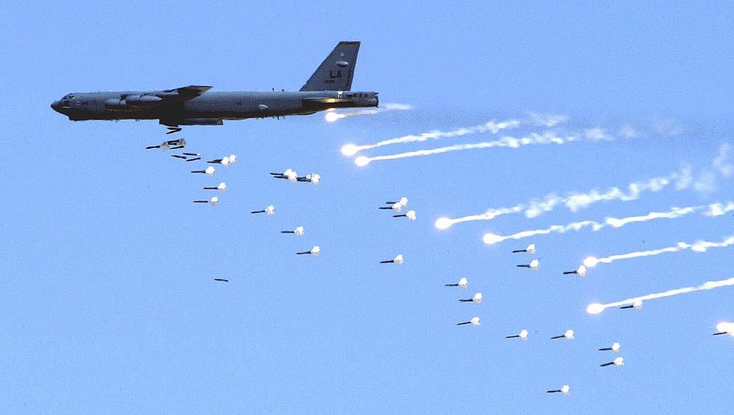 [ẢNH] Pháo đài bay B-52 Mỹ tung hoành nhưng lại bị Su-35 Nga 