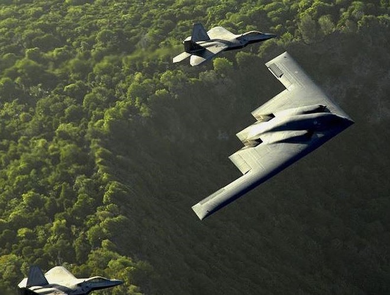 [ẢNH] Siêu máy bay bóng ma tàng hình B-2 Mỹ lộ 