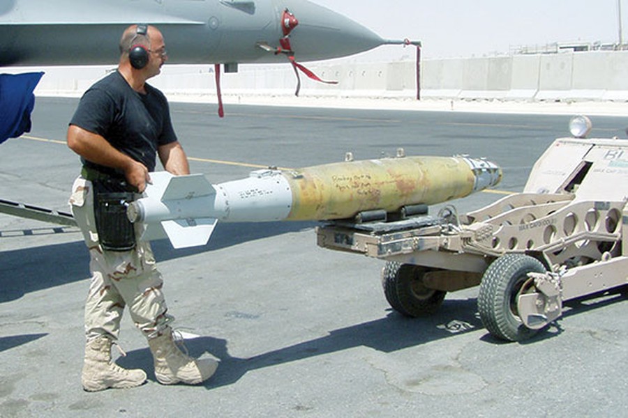 [ẢNH] Mỹ dùng siêu bom thông minh dẫn đường GPS JDAM tại chiến trường Syria