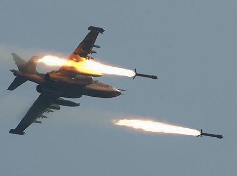 [ẢNH] Tại sao Nga rút hết 'xe tăng bay' Su-25 đang giáng hỏa lực cực mạnh xuống phiến quân Syria về nước?