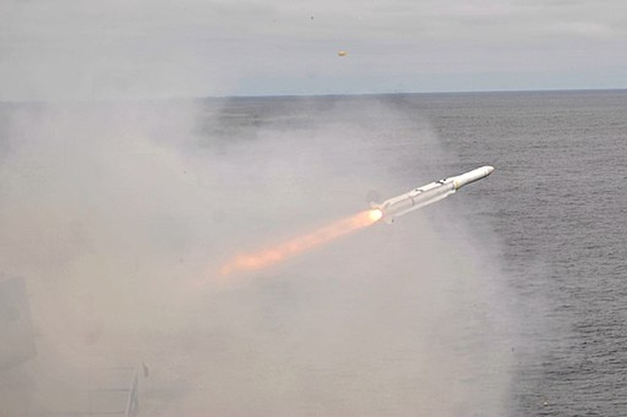 [ẢNH] Bất lực trước kho tên lửa phòng không hiện đại từ từ chìm xuống biển cùng chiến hạm F131