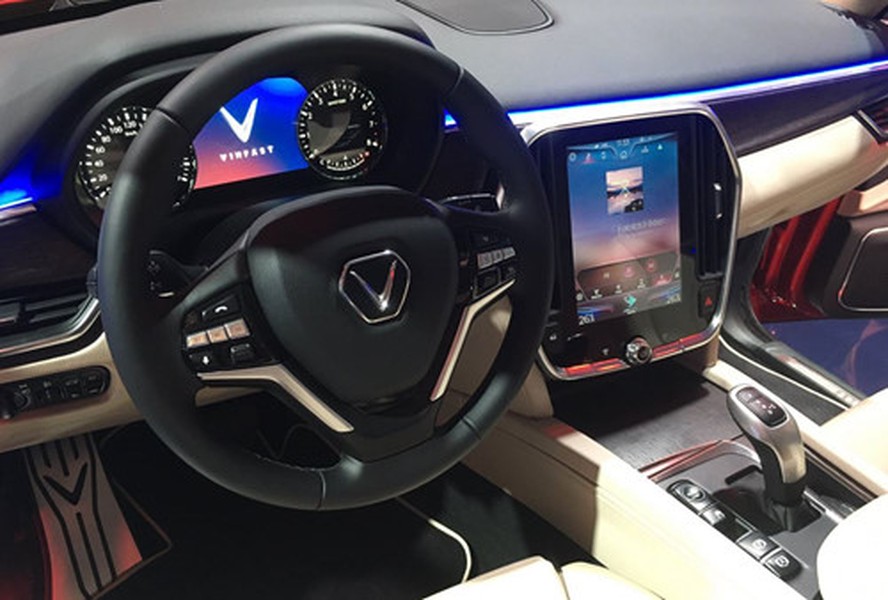[ẢNH] SUV Lux SA2.0 của VinFast giá từ 1,136 tỷ đồng, liệu có đáng mua?