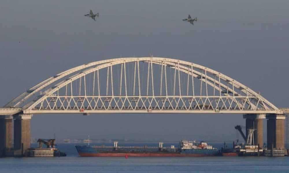 [ẢNH] Chiến hạm Nga, Ukraine đối đầu tại Crimea, súng đã nổ, nguy cơ chiến tranh