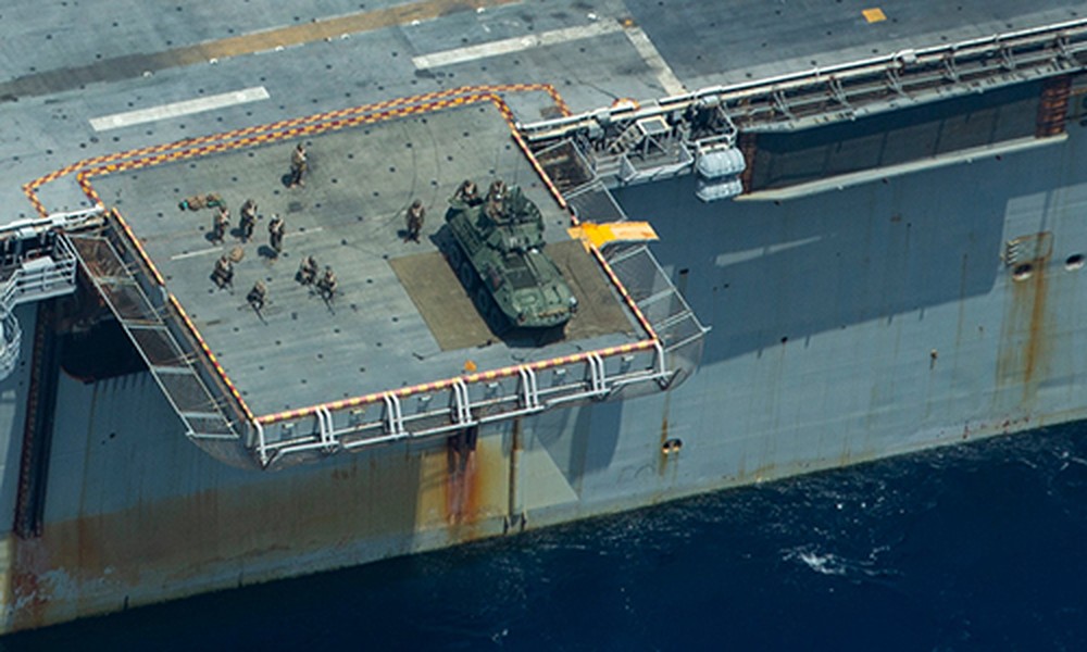 [ẢNH] Mỹ triển khai xe chiến đấu bộ binh cực mạnh lên tàu đổ bộ tới biển Đông