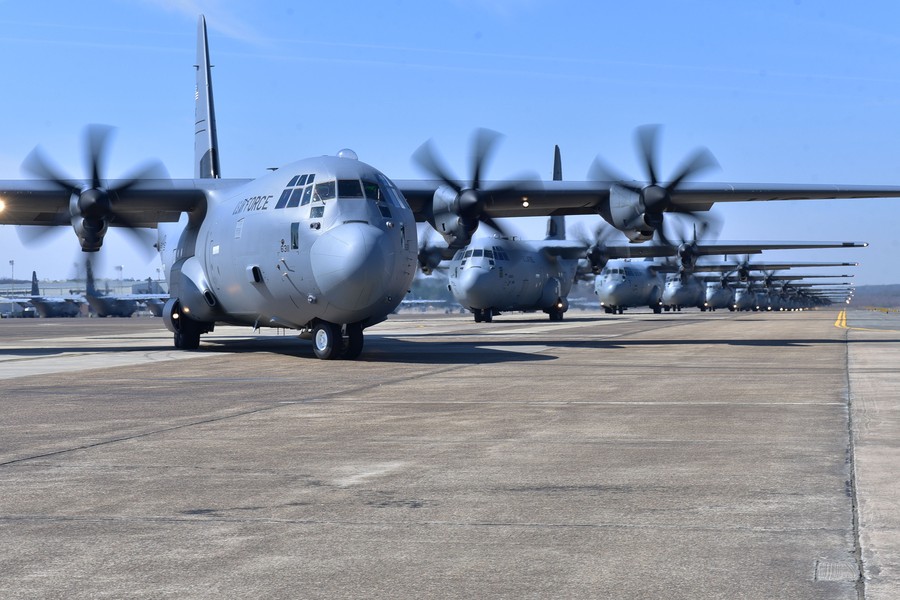 [ẢNH] Việt Nam dùng phi đội C-130 Mỹ để vận tải và ném bom vào đầu Khmer Đỏ
