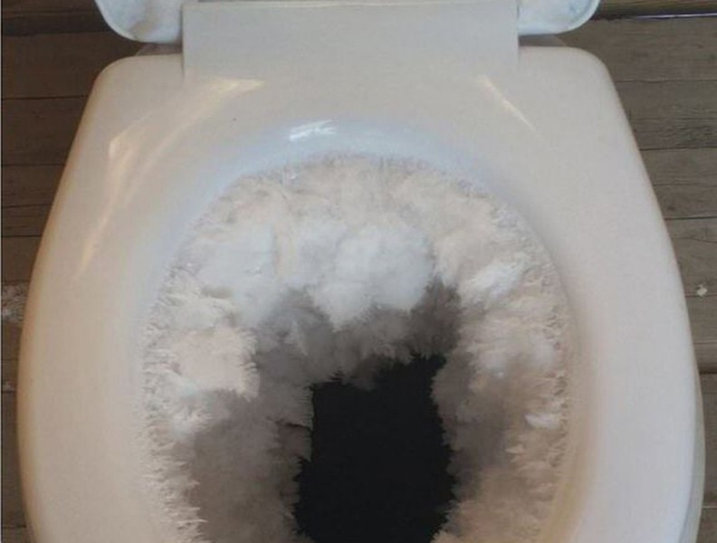 [ẢNH] Tóc người dựng đứng, toilet vỡ tung trong giá rét -41 độ C tại Mỹ
