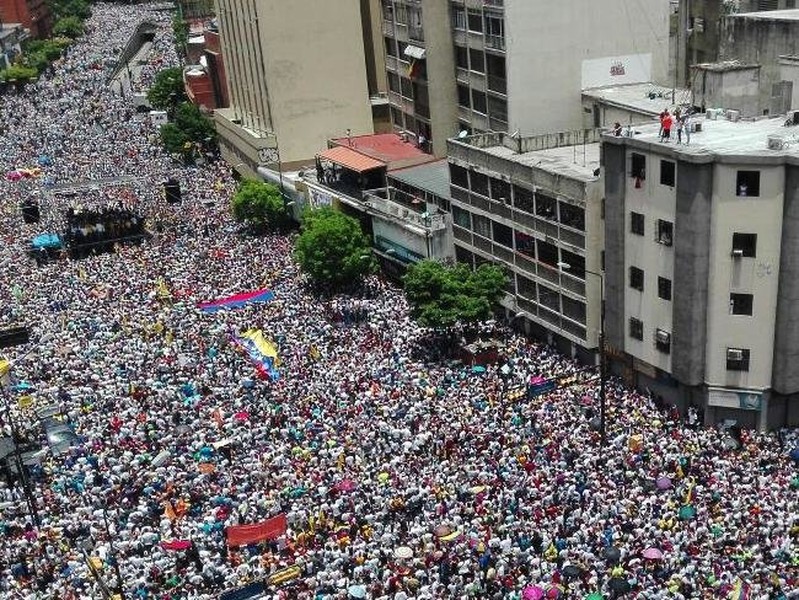 [ẢNH] Hàng chục xấp tiền chỉ đủ để mua cuộn giấy vệ sinh, bức tranh bi đát về Venezuela