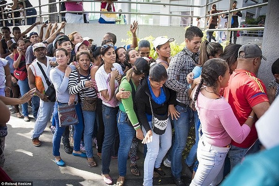 [ẢNH] Ông Guaido cảnh báo quân đội Venezuela chặn hàng cứu trợ là tội ác chống lại loài người