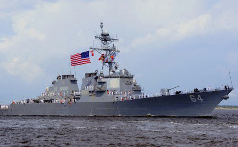 [ẢNH] Khu trục hạm mang sát thủ Tomahawk Mỹ tuần tra áp sát đảo Vành Khăn, đảm bảo tự do hằng hải trên biển Đông