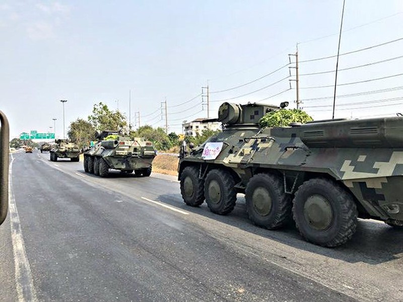 [ẢNH] Bất ngờ với xe chiến đấu bộ binh Thái Lan tràn ngập đường phố trong ngày đồn đảo chính