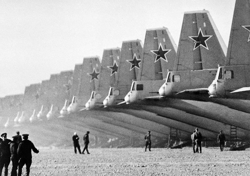[ẢNH] 12 Vận tải cơ khổng lồ Liên Xô điều sang Việt Nam trợ giúp trong chiến tranh biên giới 1979