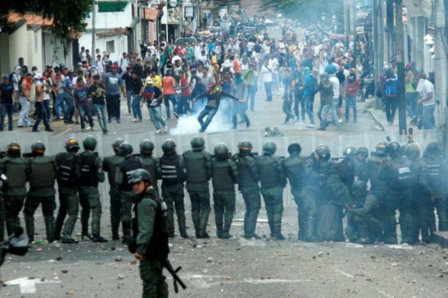 [ẢNH] Vệ binh quốc gia Venezuela lao xe bọc thép, phá rào chắn để đào thoát sang Colombia
