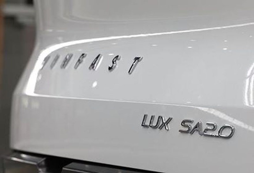 [ẢNH] Lux SA2.0, chiếc ôtô đầu tiên của VinFast lăn bánh tại Việt Nam