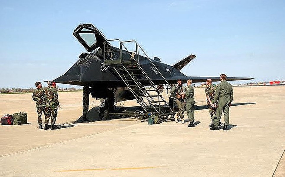 [ẢNH] Mỹ cho cần cẩu nghiền nát 'chim ưng đêm tàng hình' F-117