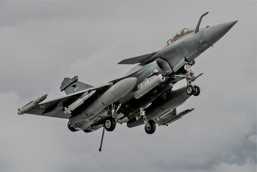 [ẢNH] Rafale Ấn Độ đối đầu F-16 Pakistan, thư hùng giữa hai tiêm kích phương Tây bắt đầu?