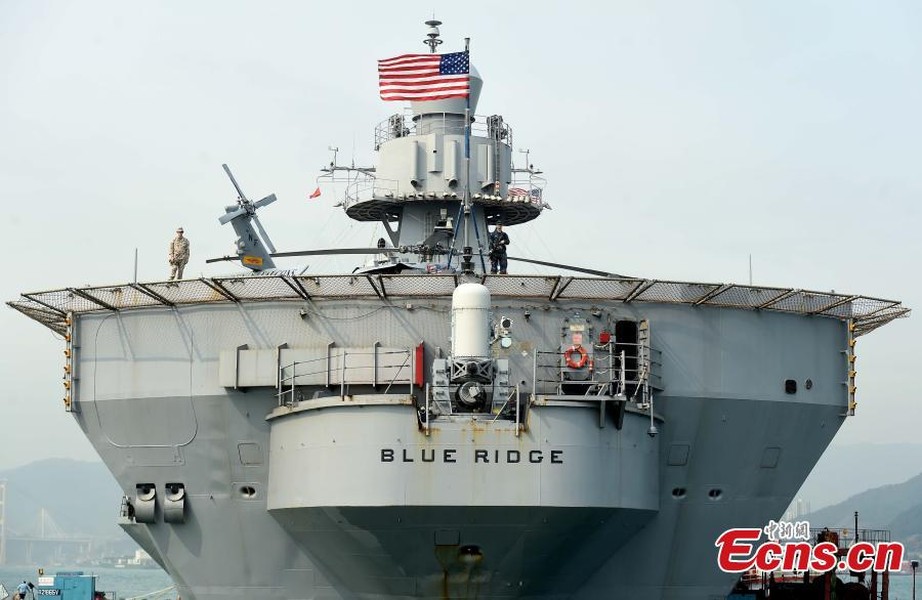[ẢNH] Soái hạm Mỹ chạm trán tàu Trung Quốc khi đi qua Biển Đông