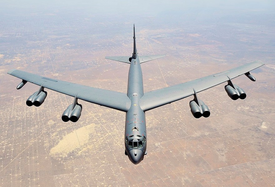 [ẢNH] Mỹ điều B-52 sẵn sàng ném bom rải thảm nếu đối phương tiếp cận xác F-35A Nhật Bản