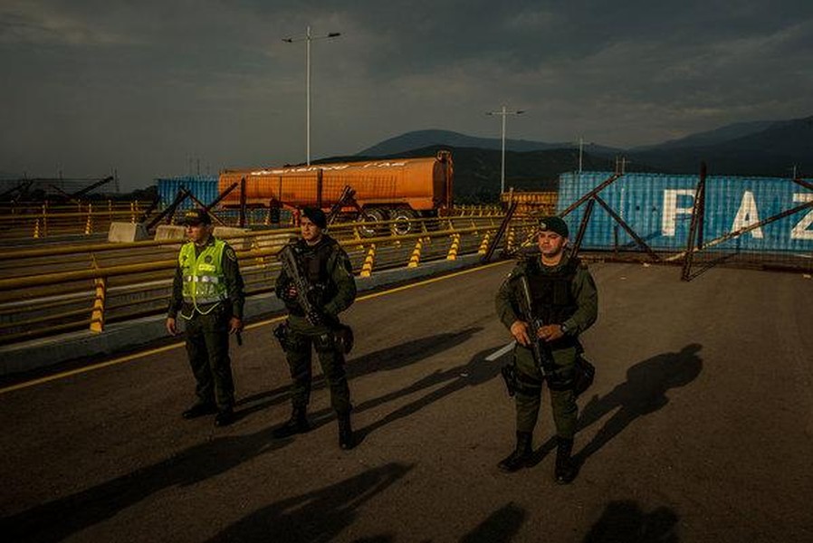 [ẢNH] Đấu súng dữ dội dọc biên giới Venezuela - Colombia