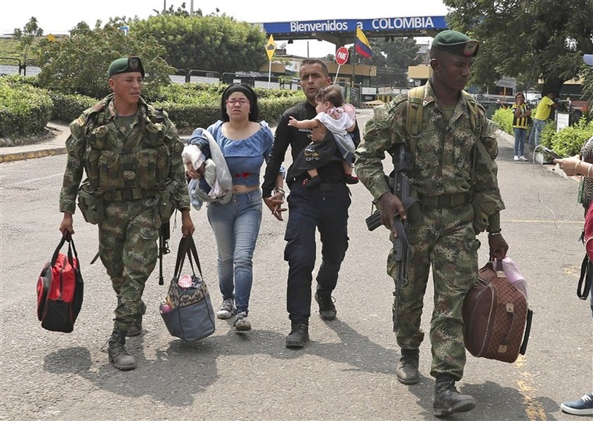 [ẢNH] Đấu súng dữ dội dọc biên giới Venezuela - Colombia
