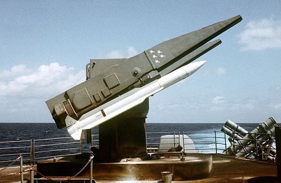 [ẢNH] Mỹ dùng tên lửa phòng không bắn cháy tàu chiến Iran