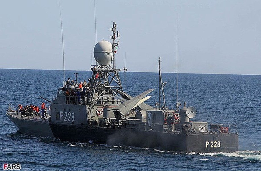 [ẢNH] Mỹ dùng tên lửa phòng không bắn cháy tàu chiến Iran
