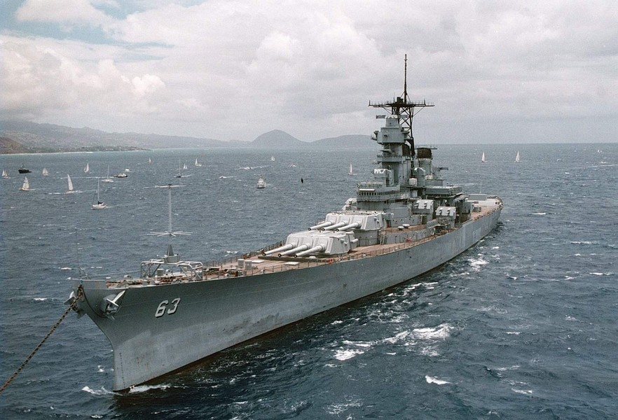 [ẢNH] Mỹ bất ngờ mất 47 thủy thủ khi pháo của thiết giáp hạm phát nổ