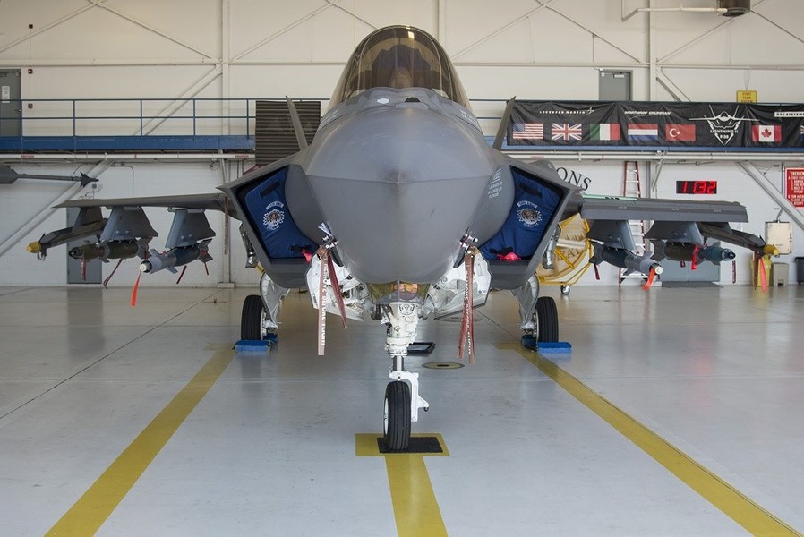 [ẢNH] F-35 bay chế độ quái thú, ngửa bụng 