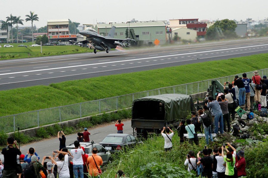[ẢNH] Sử dụng đường cao tốc cho chiến đấu cơ, Đài Loan diễn tập chống tấn công