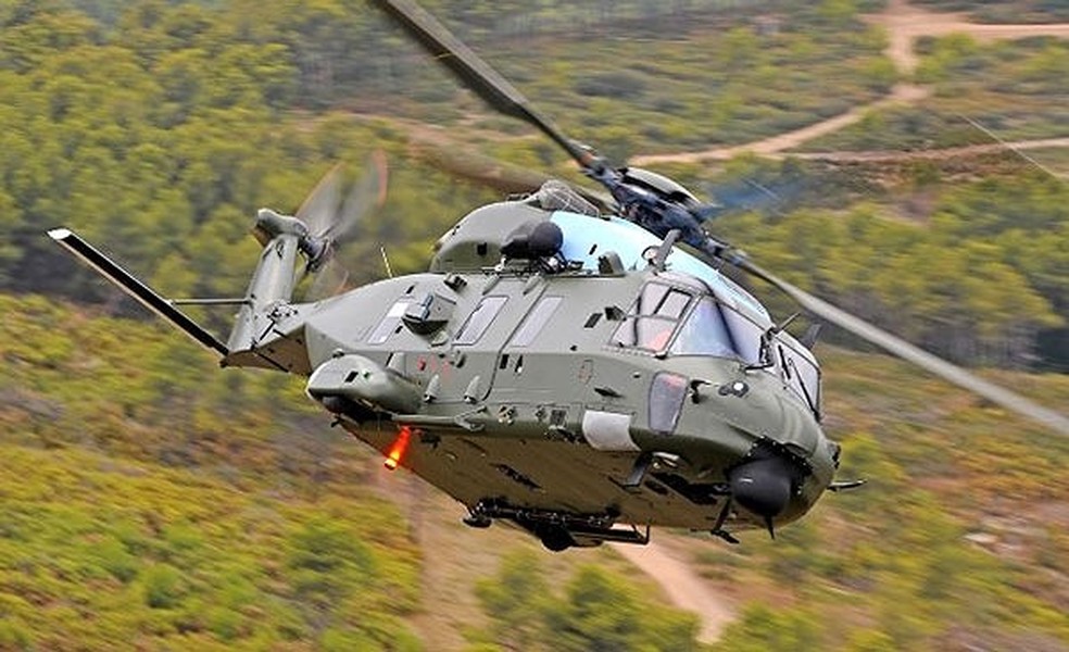 [ẢNH] Siêu trực thăng quân sự hiện đại nhất thế giới bị chiếu laser trên biển Đông