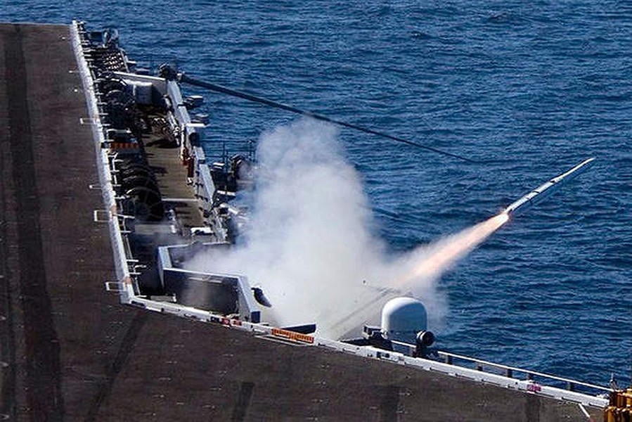 [ẢNH] Tàu sân bay Mỹ phóng tên lửa xé toạc hai tên lửa chống hạm cùng lúc
