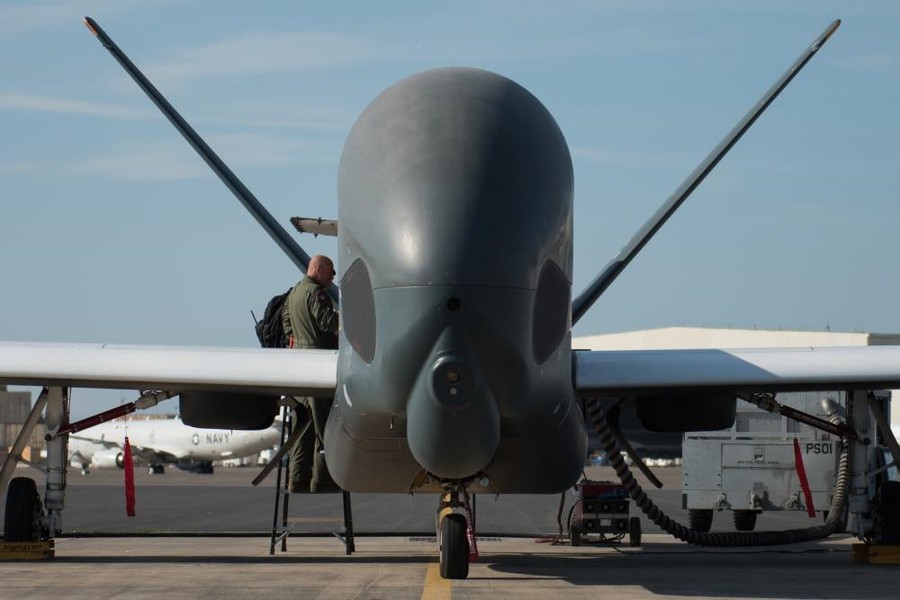 [ẢNH] Iran trưng bày mảnh vỡ UAV đắt hơn cả F-35 và nỗi uất hận của Mỹ