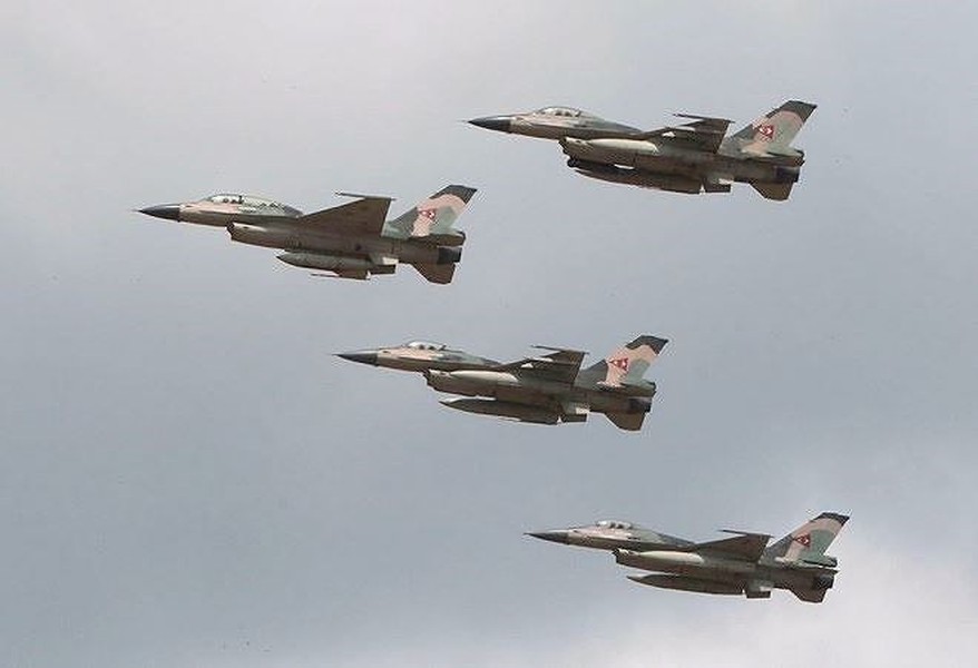 [ẢNH] Chiến đấu cơ F-16 bay trên bầu trời Venezuela trong ngày quốc khánh