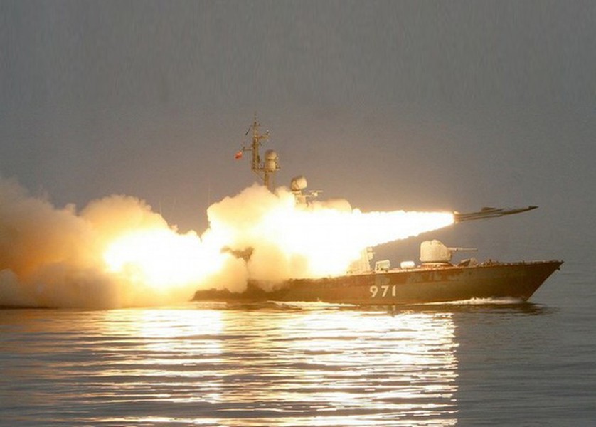 [ẢNH] Nga bất ngờ phóng tên lửa diệt hạm 4 tấn diệt mục tiêu
