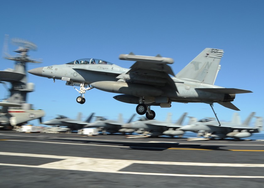 [ẢNH] Tiêm kích F/A-18E của Mỹ gặp nạn, 7 người dưới đất bị thương