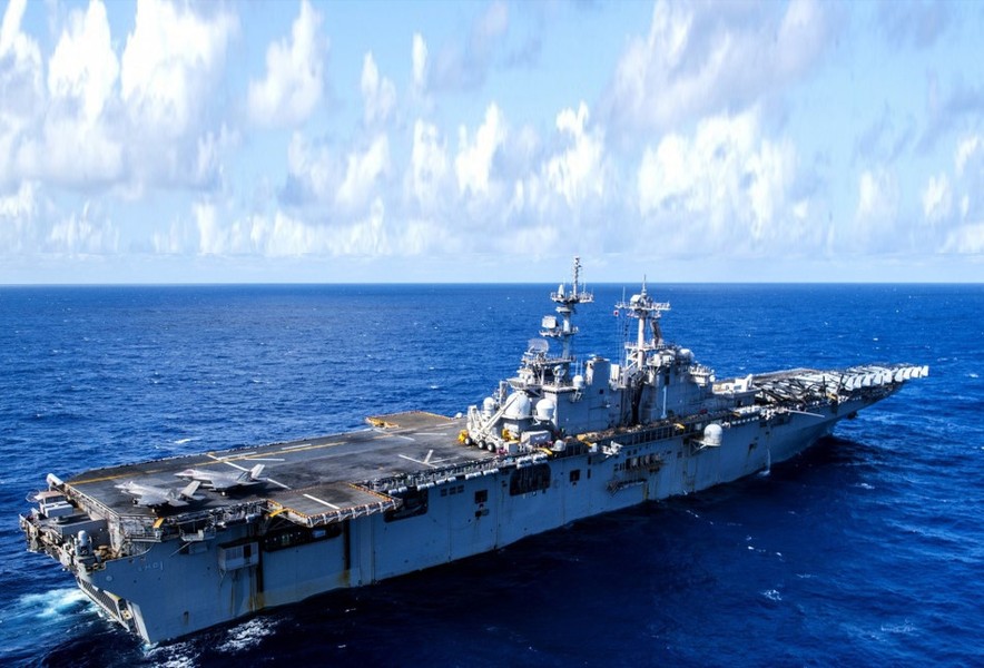 [ẢNH] Siêu tàu đổ bộ cùng F-35B của Mỹ rầm rập tập trận tại cửa ngõ biển Đông